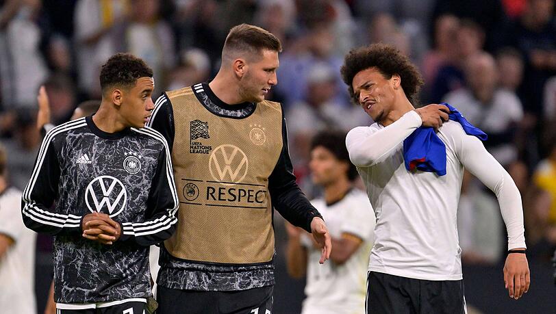 Links ein Gewinner: Jamal Musiala, rechts ein Verlierer: Leroy Sané. In der Mitte Niklas Süle.