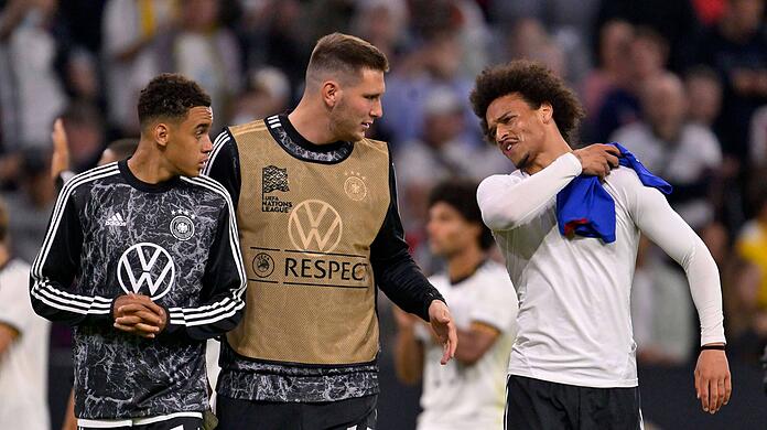 Links ein Gewinner: Jamal Musiala, rechts ein Verlierer: Leroy Sané. In der Mitte Niklas Süle.