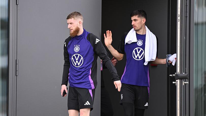 Jan-Niklas Beste (l) muss weiter auf seinen ersten Auftritt im DFB-Trikot warten.
