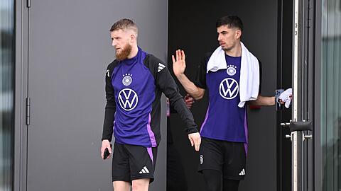 Jan-Niklas Beste (l) muss weiter auf seinen ersten Auftritt im DFB-Trikot warten.