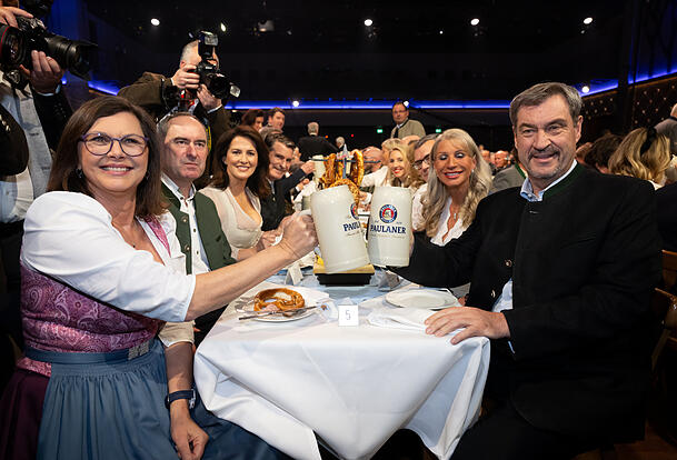 Markus Söder (CSU, r), Ministerpräsident von Bayern, seine Frau Karin (2.v.r), Ilse Aigner (l), Landtagspräsidentin von Bayern, und Hubert Aiwanger (Freie Wähler, 2.v.r), Wirtschaftsminister von Bayern, nehmen am Starkbieranstich auf dem Nockherberg teil. Mit dem traditionellen Verspotten, dem "Derblecken" von Politikern am Münchner Nockherberg, wird traditionell die Starkbier-Saison in Bayern eröffnet.