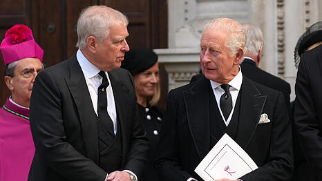 Andrew Mountbatten-Windsor (l.) und sein elf Jahre &auml;lterer Bruder K&ouml;nig Charles III. nach dem Requiem-Gottesdienst f&uuml;r die Herzogin von Kent 2025. Inzwischen ist das br&uuml;derliche Verh&auml;ltnis endg&uuml;ltig zerr&uuml;ttet, sagt K&ouml;nigshaus-Expertin Julia Melchior der AZ.
