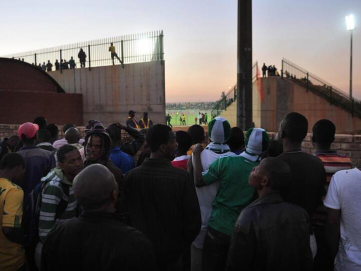 Fans versuchen vor dem Makhulong Stadion einen Blick ins Innere zu bekommen.