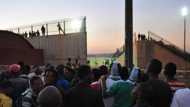 Fans versuchen vor dem Makhulong Stadion einen Blick ins Innere zu bekommen. Fans versuchen vor dem Makhulong Stadion einen Blick ins Innere zu bekommen.