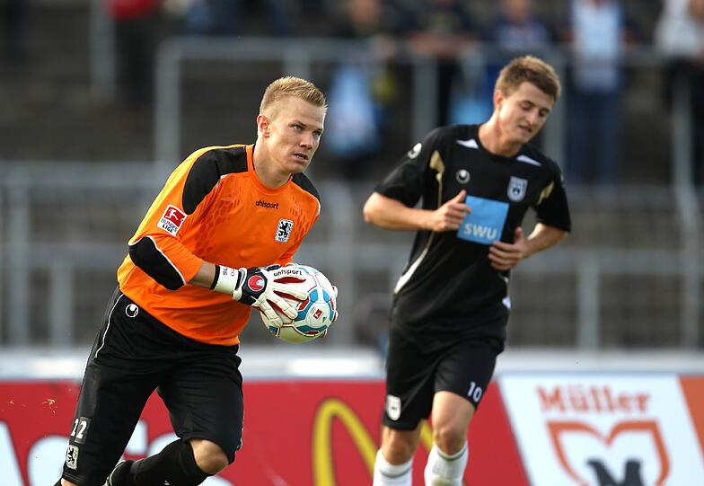 Erstmals präsentierten sich die Löwen in den neuen hellblauen Heimtrikots. Die besten Bilder vom Testspiel des TSV 1860 München in Ulm.