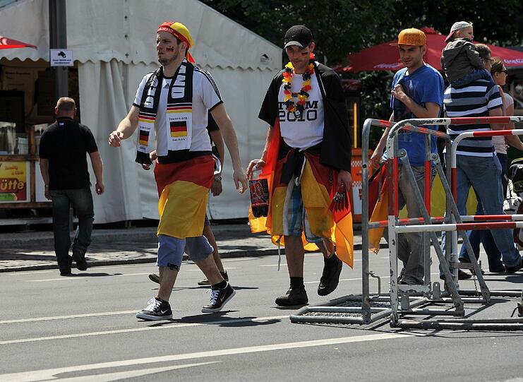 Mehr als nur Trikots: Für manche Fans gehts nur mit Verkleidung und Schminke ins Stadion! Hier gibts die Bilder.