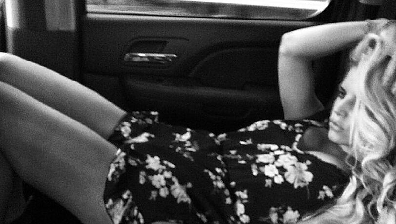 Sexy Spaß: Jessica Simpson versteckt sich vor den Paparazzi - und macht ein Foto davon Sexy Spaß: Jessica Simpson versteckt sich vor den Paparazzi - und macht ein Foto davon