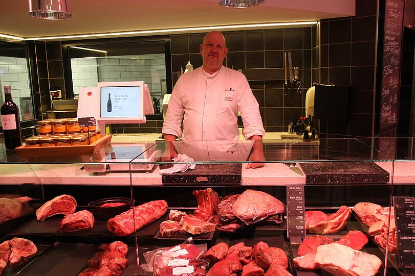 Florian Achmann, Leiter des Fleisch-und Wurstverkaufs: &bdquo;Ich hatte das große Glück, meine Lehre hier bei Käfer machen zu können. Danach war ich acht Jahre lang im Stammhaus. Anschließend arbeitete ich 23 Jahre lang als Restaurantleiter im Seehaus, aber den Kontakt zu Gerd Käfer hielt ich während der ganzen Zeit aufrecht.
Als es mir im Seehaus nicht mehr gefiel, habe ich ihn einfach angerufen. Er kümmerte sich um mich und vermittelte mir den neuen Job.
Für mich war er ein riesengroßes Vorbild und ich bin stolz darauf, ein Schüler von ihm gewesen zu sein. Ich erinnere mich gut, dass er mir den Spruch beibrachte: 'Der Nachbar sieht den Garten, aber niemals den Spaten'. Das war seine Philosophie, was die Gastronomie anging.Bei uns im Laden war er oft, gelegentlich, wenn es zum Beispiel mal um einen besonderen Schinken ging, hat er auch mitentschieden.&ldquo;