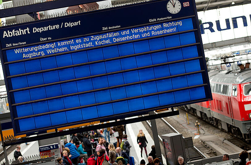 Viele S-Bahnen und Züge haben durch das Wetter Verspätungen - Fahrgäste müssen mit erheblichen Beeinträchtigungen rechnen. (Archivbild)