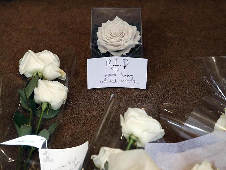 Weiße Rosen für Karl Lagerfeld vor der Chanel-Zentrale in Paris.