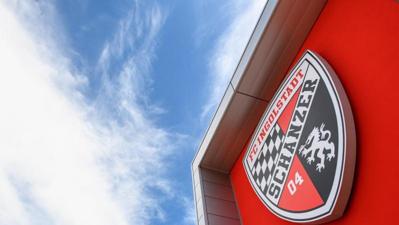Das Logo vom FC Ingolstadt ist am Audi Sportpark in Ingolstadt (Bayern) zu sehen.