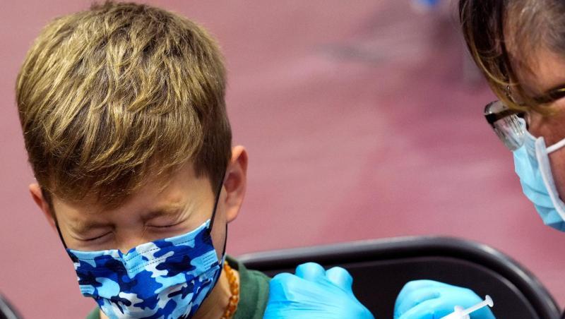 Ein Junge in den USA kneift während seiner Impfung die Augen zusammen. Nun könnte auch die EMA den Impfstoff empfehlen. Ein Junge in den USA kneift während seiner Impfung die Augen zusammen. Nun könnte auch die EMA den Impfstoff empfehlen.