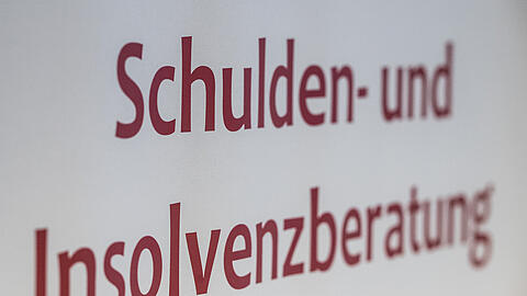 Der Schriftzug "Schulden- und Insolvenzberatung" der AWO Göttingen ist auf einem Aufsteller zu sehen. (zu dpa: ««Jeden kann es treffen» – Schuldnerberatung hilft in Corona-Zeiten») +++ dpa-Bildfunk +++