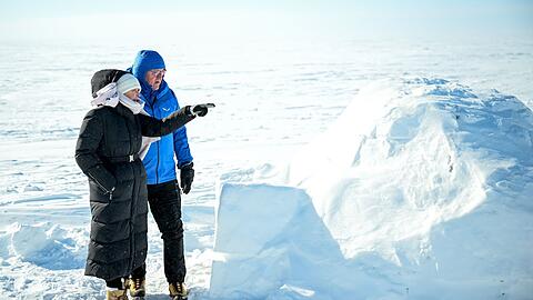Bundespräsident Frank-Walter Steinmeier und seine Frau Elke Büdenbender sehen sich in der Arktis in Tuktoyaktuk ein Iglu an.
