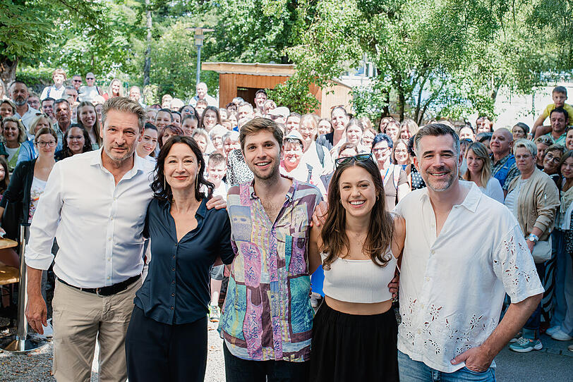 Ausnahmezustand bei "Sturm der Liebe": 1000 Fans feiern mit Cast und Crew die Fantag in der Bavaria Filmstadt. Ausnahmezustand bei "Sturm der Liebe": 1000 Fans feiern mit Cast und Crew die Fantag in der Bavaria Filmstadt.