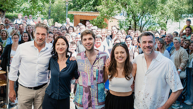 Ausnahmezustand bei "Sturm der Liebe": 1000 Fans feiern mit Cast und Crew die Fantag in der Bavaria Filmstadt. Ausnahmezustand bei "Sturm der Liebe": 1000 Fans feiern mit Cast und Crew die Fantag in der Bavaria Filmstadt.