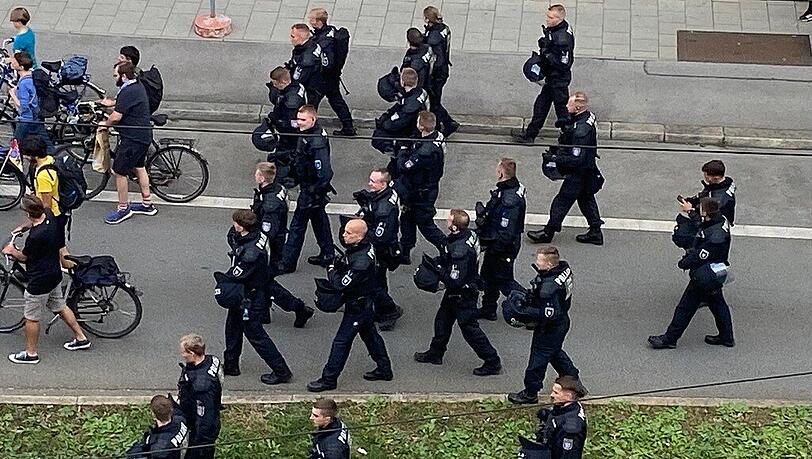Polizisten bei den IAA-Protesten im Einsatz. Polizisten bei den IAA-Protesten im Einsatz.