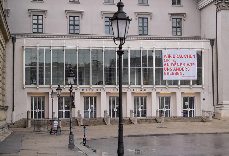 Das Residenztheater am Max-Joseph-Platz. Das Residenztheater am Max-Joseph-Platz.