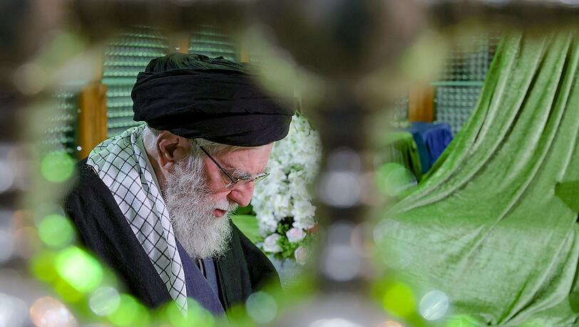 "Das iranische Volk wird jemandem, der angreift oder Schaden zuf&uuml;gt, einen harten Schlag versetzen", k&uuml;ndigt Ajatollah Ali Chamenei an.