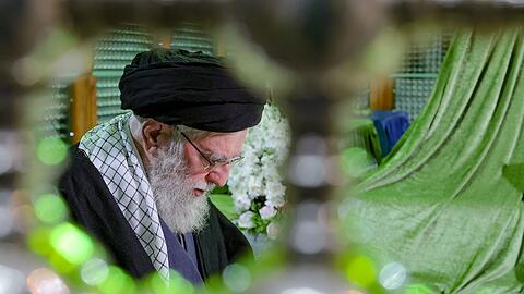"Das iranische Volk wird jemandem, der angreift oder Schaden zuf&uuml;gt, einen harten Schlag versetzen", k&uuml;ndigt Ajatollah Ali Chamenei an.