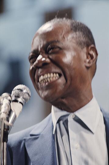 Sein Stil beeinflusst bis heute nachkommende Trompeter des traditionellen Jazz. Aber auch mit seinem Gesang hinterließ Louis Armstrong Spuren. 1969 sang er den Titel "We Have All The Time In The World" für den James-Bond-Film "Im Geheimdienst Ihrer Majestät". Sein Stil beeinflusst bis heute nachkommende Trompeter des traditionellen Jazz. Aber auch mit seinem Gesang hinterließ Louis Armstrong Spuren. 1969 sang er den Titel "We Have All The Time In The World" für den James-Bond-Film "Im Geheimdienst Ihrer Majestät".