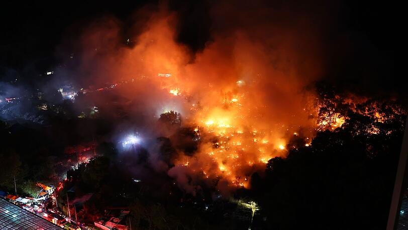 Ein Gro&szlig;brand w&uuml;tet im Dorf Guryong, einem der letzten Slums in Seoul.