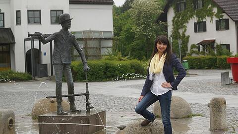 Die SPD-Frau Bela Bach posiert für die Abendzeitung in Planegg vor einer Figur von Karl Valentin.