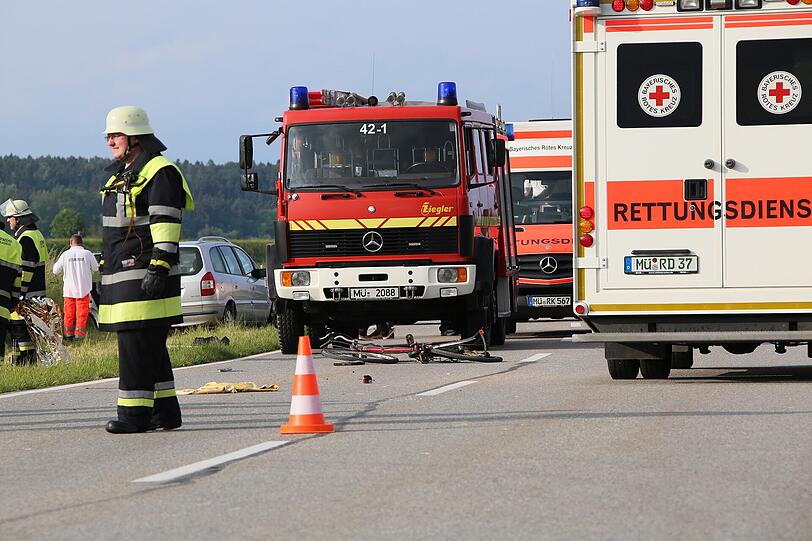 Tödlicher Unfall im Landkreis Mühldorf. Ein Pkw kollidiert an einer Kreuzung mit einem Radfahrer. Der Radfahrer verstarb noch am Unfallort.
