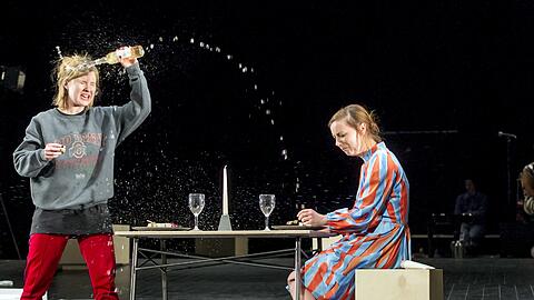 Maja Beckmann und Anna Drexler in "Der erste fiese Typ"