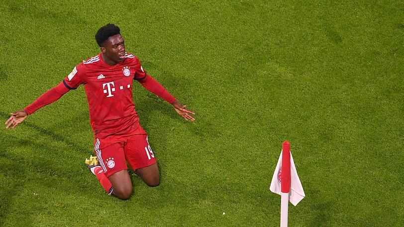 Besonderer Treffer, besonderer Jubel: Alphonso Davies feiert sein erstes Bundesliga-Tor in Arjen-Robben-Manier - das 6:0 am 17. März 2019 gegen Mainz.