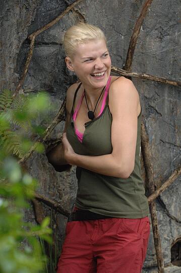 Jeder Finalist muss eine eigene Dschungelprüfung ablegen. Melanie Müller muss ihre Sterne aus fünf kleinen Höhlen holen. Doch in den Höhlen sind nicht nur die Sterne. In der fünften und letzten Höhle warten eine besondere Überraschung auf Melanie: Die Hand eines Rangers!