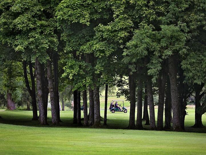 Ein Golfmobil fährt über den Golfplatz des Golfclubs Augsburg. Foto: Karl-Josef Hildenbrand/dpa/Archivbild