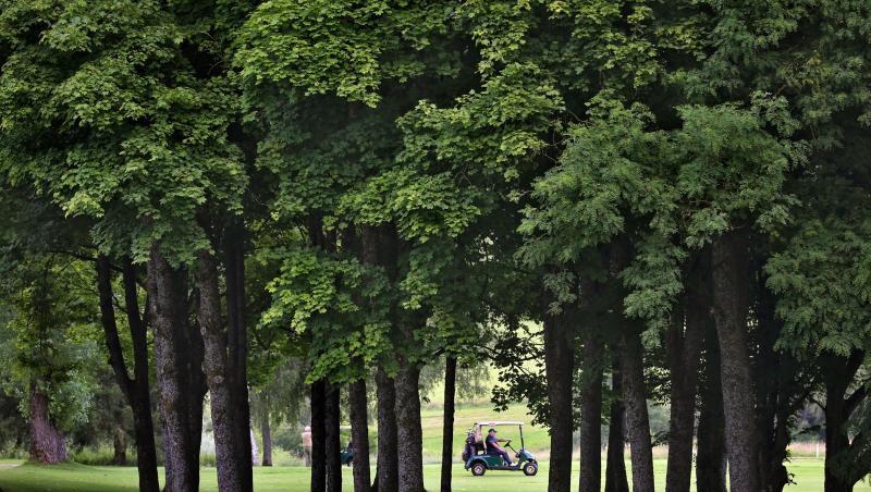 Ein Golfmobil fährt über den Golfplatz des Golfclubs Augsburg. Foto: Karl-Josef Hildenbrand/dpa/Archivbild Ein Golfmobil fährt über den Golfplatz des Golfclubs Augsburg. Foto: Karl-Josef Hildenbrand/dpa/Archivbild