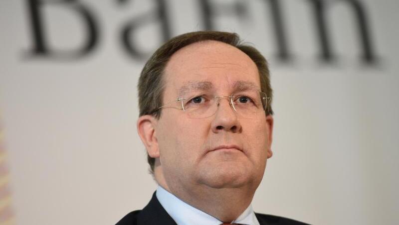 Felix Hufeld 2015 bei der Jahres-Pressekonferenz. Der Bafin-Chef begann seine berufliche Laufbahn 1992 als Unternehmensberater bei Boston Consulting. Felix Hufeld 2015 bei der Jahres-Pressekonferenz. Der Bafin-Chef begann seine berufliche Laufbahn 1992 als Unternehmensberater bei Boston Consulting.