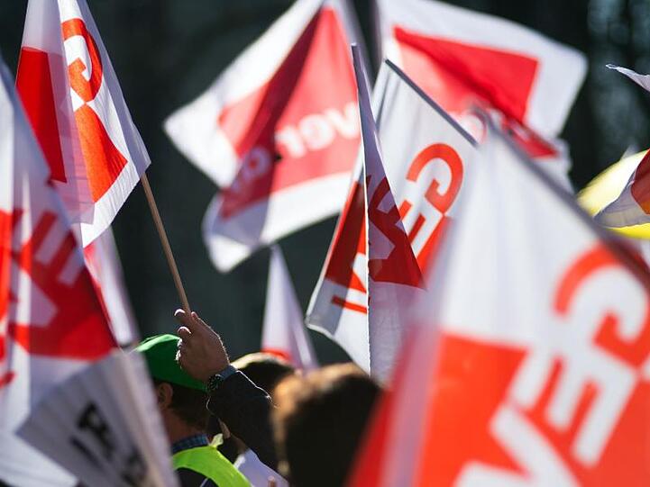 Teilnehmer eines Warnstreiks im öffentlichen Dienst schwenken Gewerkschaftsfahnen von GEW und Verdi. Foto: Klaus-Dietmar Gabbert/Archiv