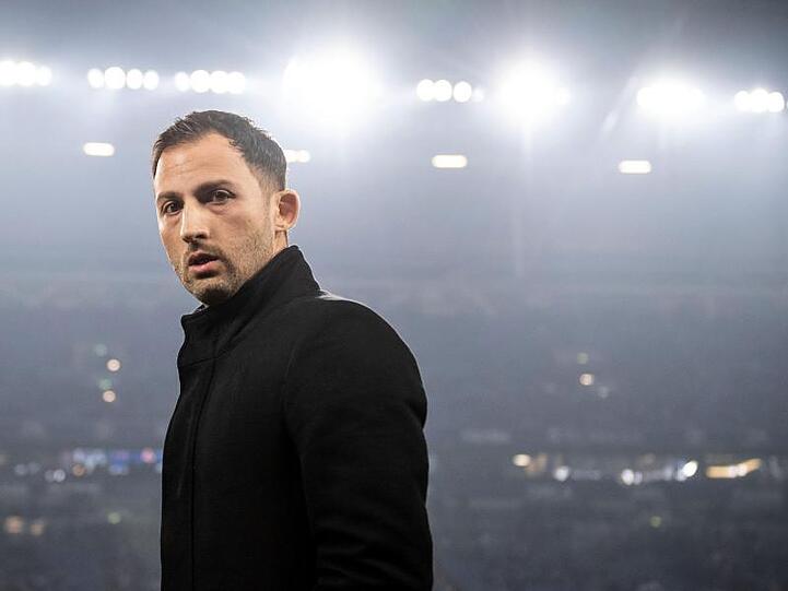 S04-Trainer Domenico Tedesco steht gegen Werder Bremen enorm unter Druck.