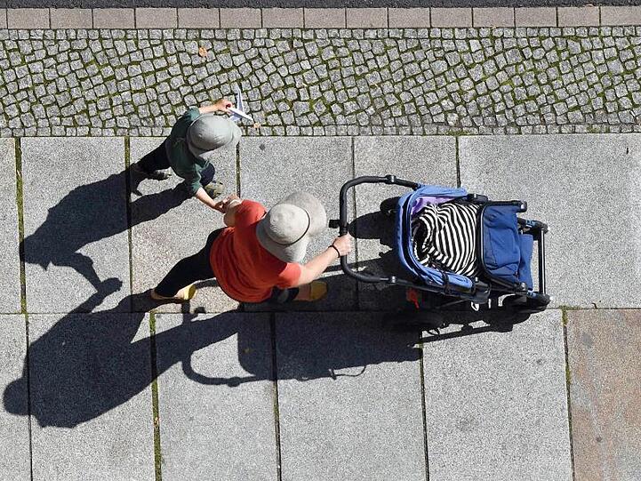 Eine Frau und ein Kind auf einem Gehweg. Der BGH hat zum Thema verbotene Leihmutterschaft geurteilt.