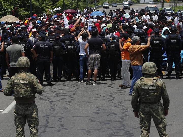Mexikanische Polizisten stoppen Migranten auf dem Weg in die USA.