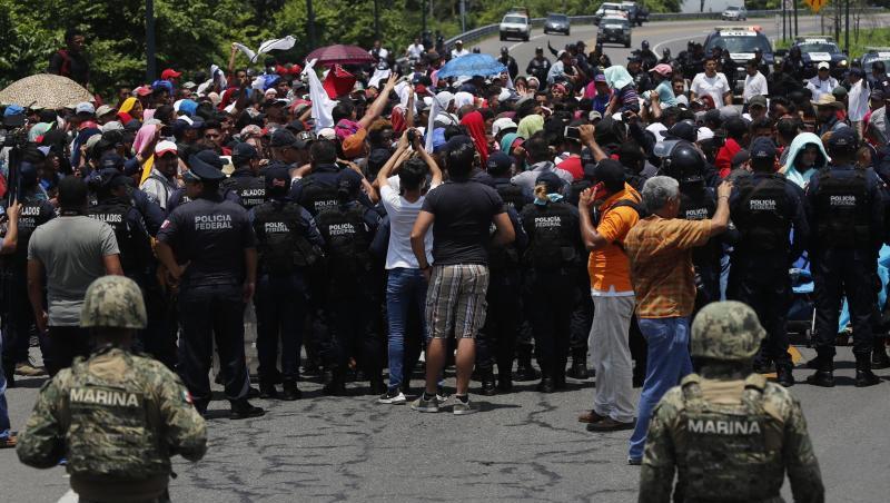 Mexikanische Polizisten stoppen Migranten auf dem Weg in die USA. Mexikanische Polizisten stoppen Migranten auf dem Weg in die USA.