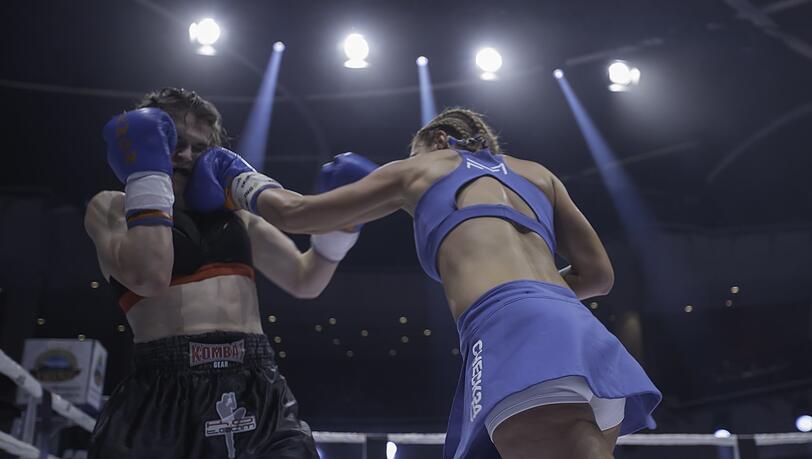 Ganz in Blau und Gelb: Kickbox-Ass Marie Lang.