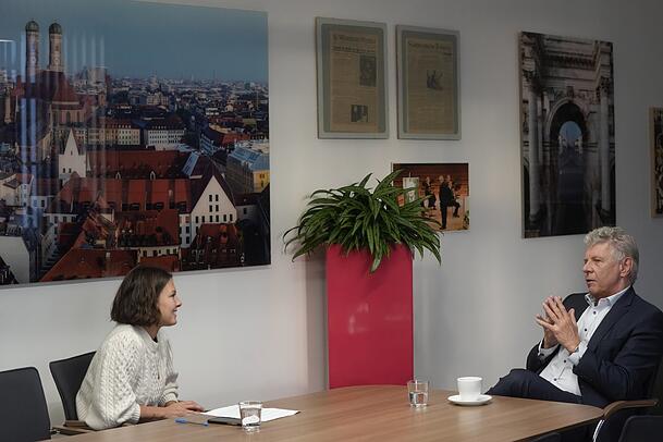 OB Dieter Reiter im Gespräch mit AZ-Rathausreporterin Christina Hertel. OB Dieter Reiter im Gespräch mit AZ-Rathausreporterin Christina Hertel.