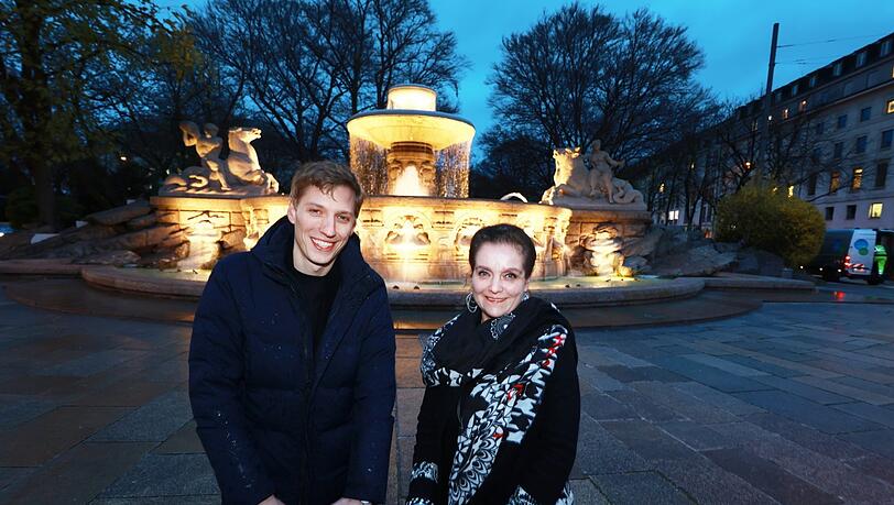 Sie haben am Mittwoch die Brunnensaison eröffnet: Bürgermeister Dominik Krause und Baureferentin Jeanne-Marie Ehbauer (beide Grüne).