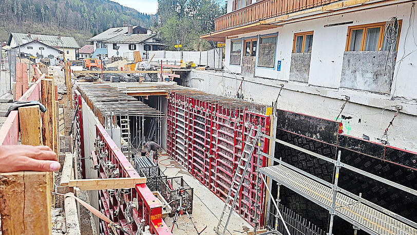 Großbaustelle: Direkt an den Wohnhäusern vorbei verläuft die Querschnittserweiterung des Wildbachs. Einen Vorfall wie 2021 wollen die Verantwortlichen unbedingt verhindern.