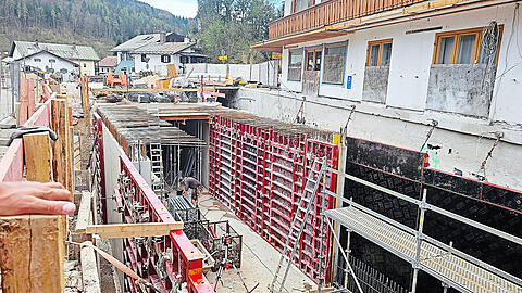 Großbaustelle: Direkt an den Wohnhäusern vorbei verläuft die Querschnittserweiterung des Wildbachs. Einen Vorfall wie 2021 wollen die Verantwortlichen unbedingt verhindern.