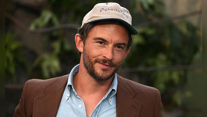 Jonathan Bailey während der Promotour für "Jurassic World": Die Wiedergeburt".