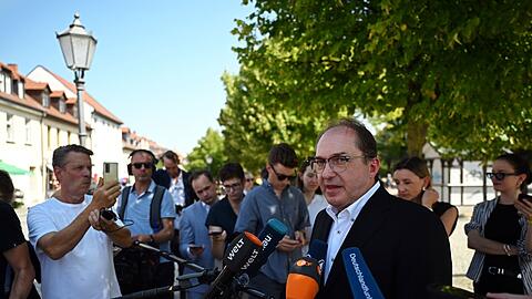 Auf die abgeschobenen Afghanen wurde Bundesinnenminister Alexander Dobrindt (CSU) von Journalistinnen und Journalisten auch während seiner Sommerreise mit Stationen in Sachsen-Anhalt und Niedersachsen angesprochen. (Archivfoto)