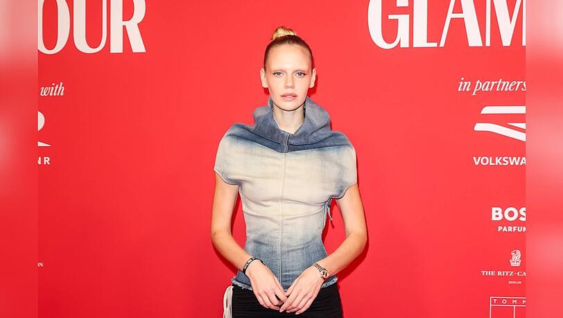 Sie kombiniert Fußball mit High Fashion: Laura Abla begeistert bei der WM mit persönlichen Looks. Sie kombiniert Fußball mit High Fashion: Laura Abla begeistert bei der WM mit persönlichen Looks.