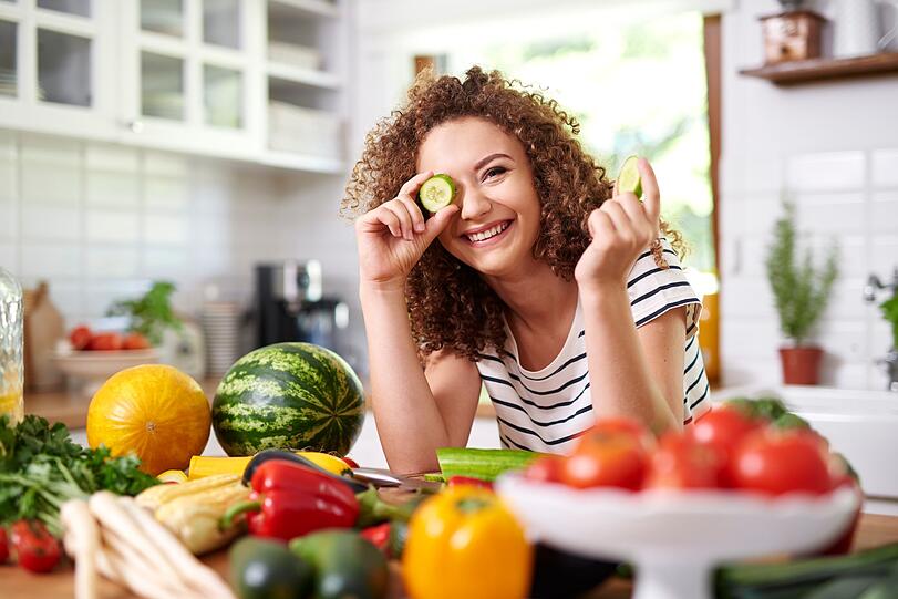 Vegetarische Burger, süße Desserts und Fleischersatz mit Süßstoffen lassen das Gewicht nicht von selbst sinken. Obst, Gemüse und Hülsenfrüchte bringen jedoch reichlich Ballaststoffe, sättigen rasch und können Kalorien einsparen. Darum sind Vegetarier im Durchschnitt oft schlanker als Menschen, die alles essen. Vegetarische Burger, süße Desserts und Fleischersatz mit Süßstoffen lassen das Gewicht nicht von selbst sinken. Obst, Gemüse und Hülsenfrüchte bringen jedoch reichlich Ballaststoffe, sättigen rasch und können Kalorien einsparen. Darum sind Vegetarier im Durchschnitt oft schlanker als Menschen, die alles essen.