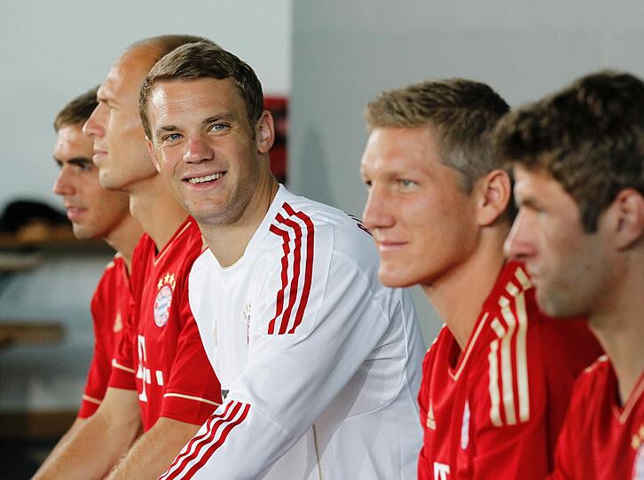Das neue Team-Foto des FC Bayern: Die Bilder vom Shooting  - wer am schönsten lächelt...