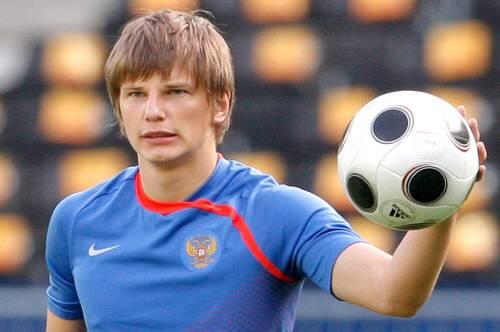 Ein pikantes Handy-Video bringt den russischen Fußball-Star Andrej Arschawin in Bedrängnis. Es zeigt, wie er kurz nach dem überraschenden EM-Aus der Russen gelangweilt im Sessel der Lobby des Team-Hotels in Warschau sitzt und im Zwiegespräch mit anderen russischen Hotelgästen mehrfach fragt: 'Für was sollen wir uns denn bitte entschuldigen?"